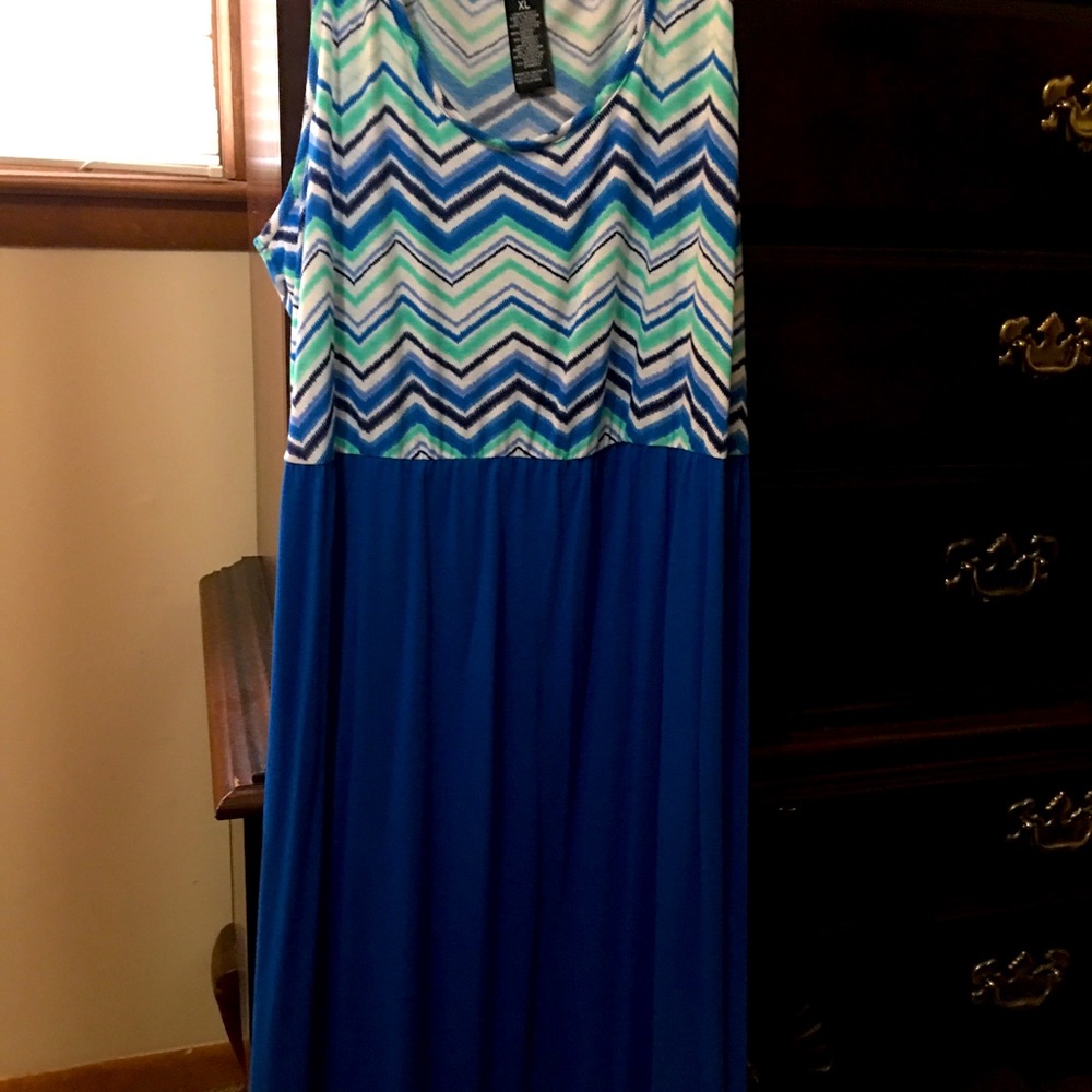 Sleeveless ladies long dress